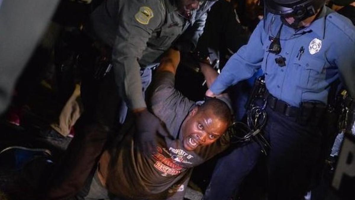 sua ferguson doi poli i ti impu ca i in timpul unor proteste video