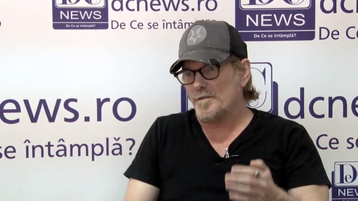 interviu cu regizorul mick davis in romania salariul minim este incredibil de mic