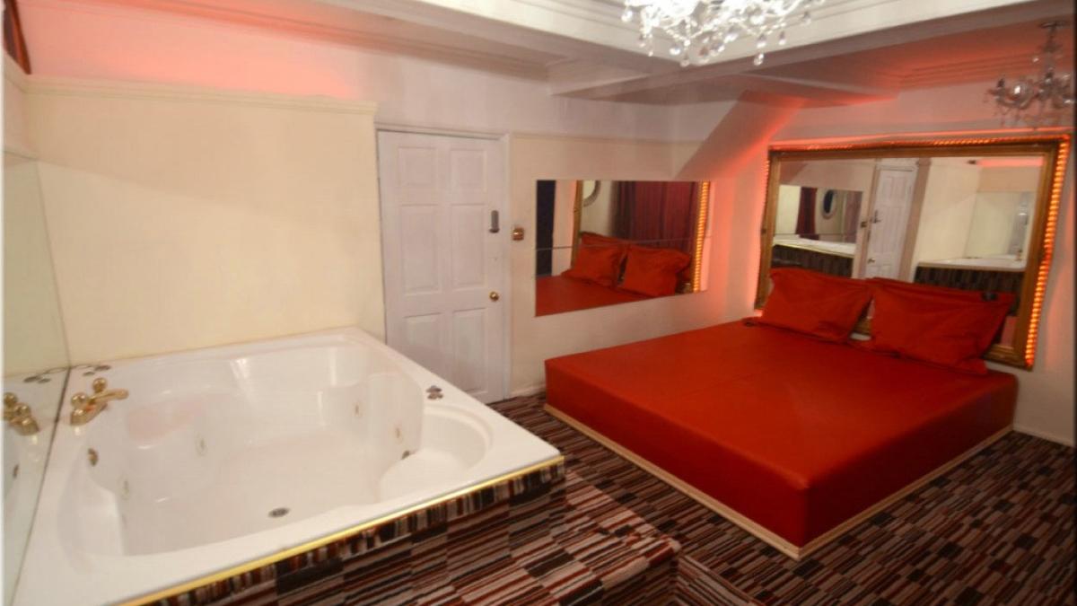 hot_tub_2_1030x682_72639400