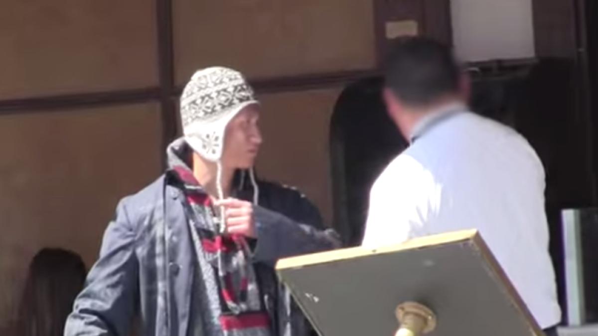 barbat cerprc c8prc 99etor  refuzat de chelneri  ce se intampla cand se reintoace la 4 ace   video