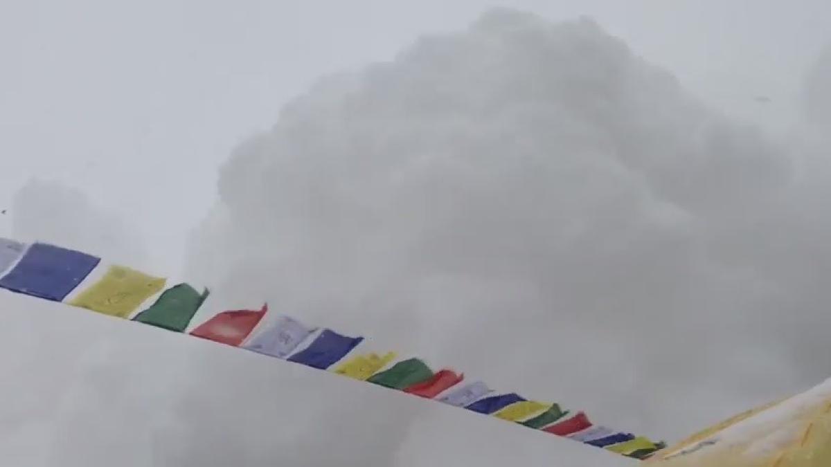 primele imagini cu avalan a din everest unde sunt bloca i alpini ti romani video