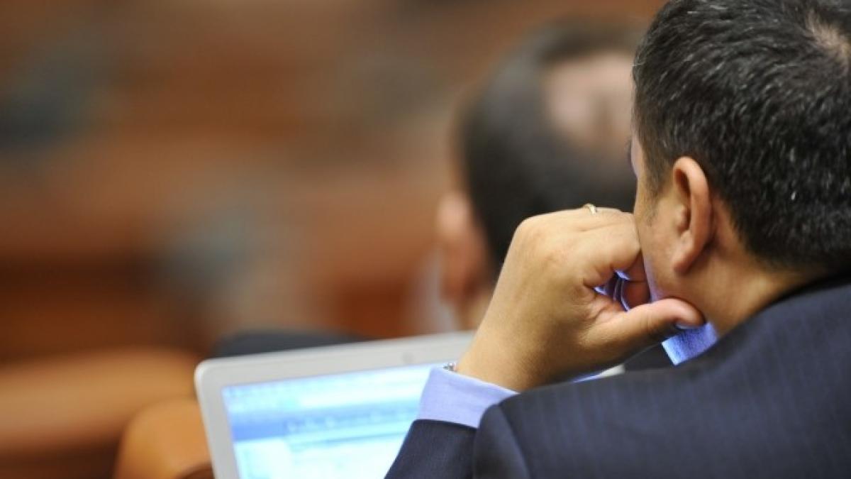 parlament_parlamentari_81zxunrkfa_36676700_93974500