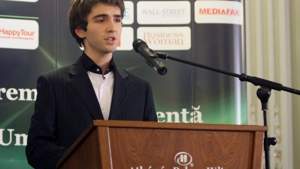 11225909_10152995419413515_1175281117_n_03850700