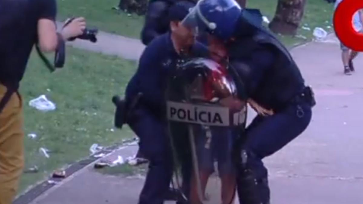 momente tulburatoare dupa un meci de fotbal jandarmii au zdrobit in bataie un barbat in fa a baie ilor sai