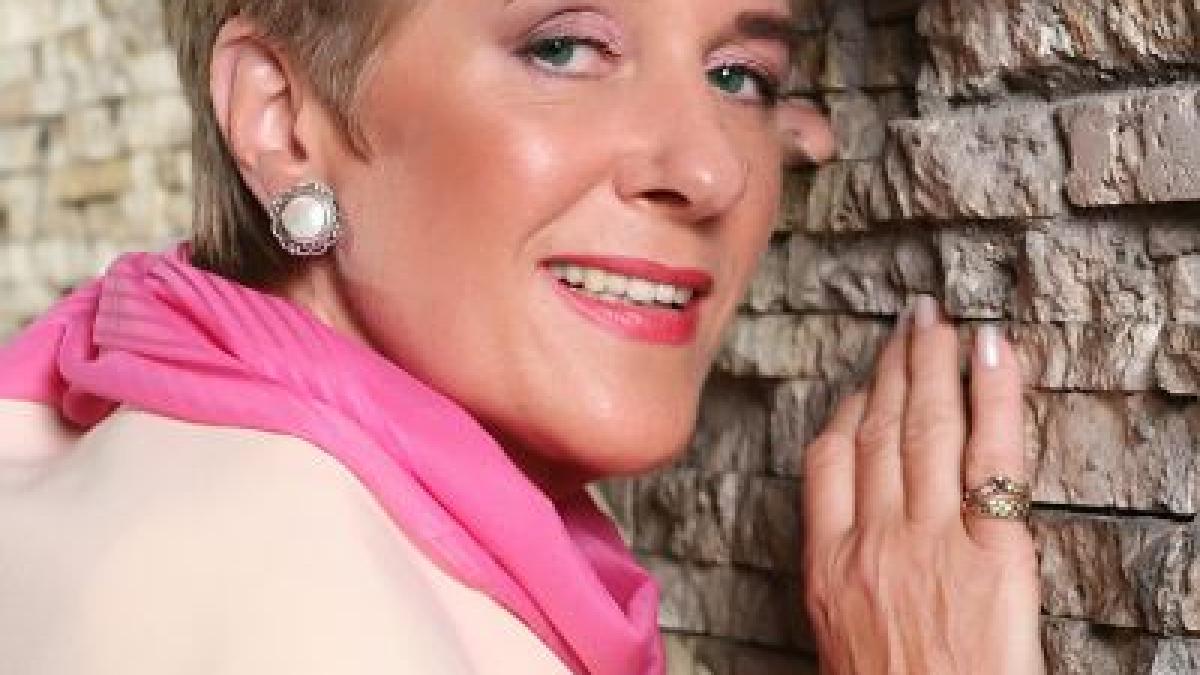 stela_enache_19145500