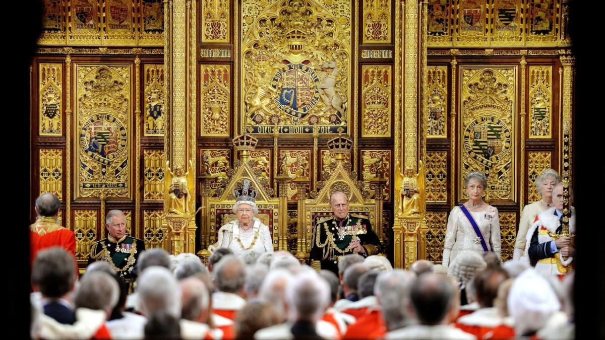 regina_elisabeta_westminster_tron_21466800