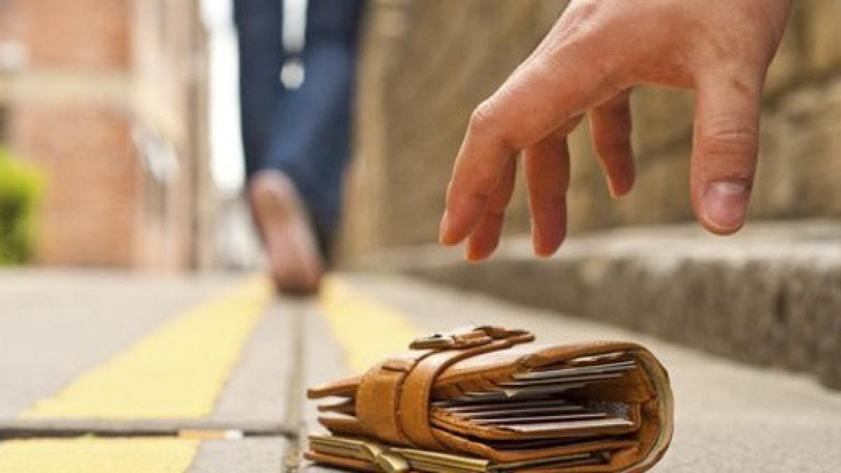 bani_pe_strada_38691100