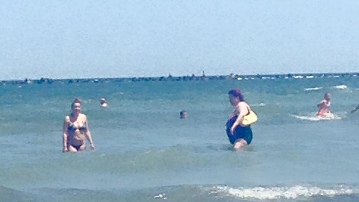 imaginea_zilei_vine_de_la_mare_cum_a_intrat_o_turista_in_apa_de_frica_hotilor_foto_1_97534500