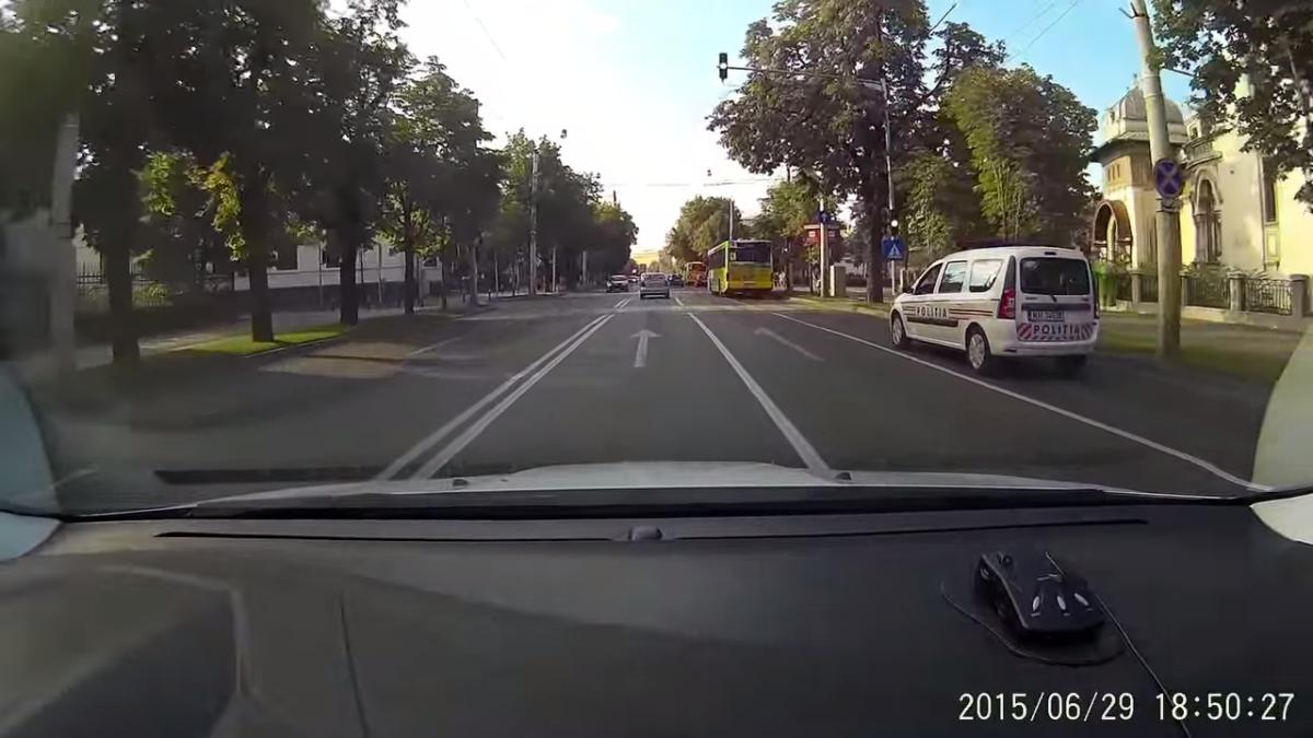 ma ina de poli ie filmata in timp ce trecea pe ro u