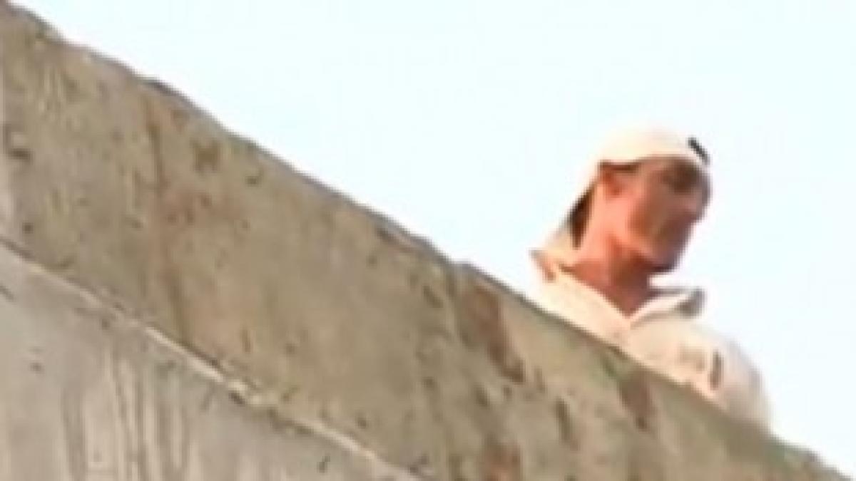 protest_la_inaltime_barbatul_care_s_a_urcat_in_mai_pe_o_macara_se_afla_de_24_de_ore_pe_o_cladire_din_bucuresti_amenintand_ca_se_arunca_video_152469_67393800