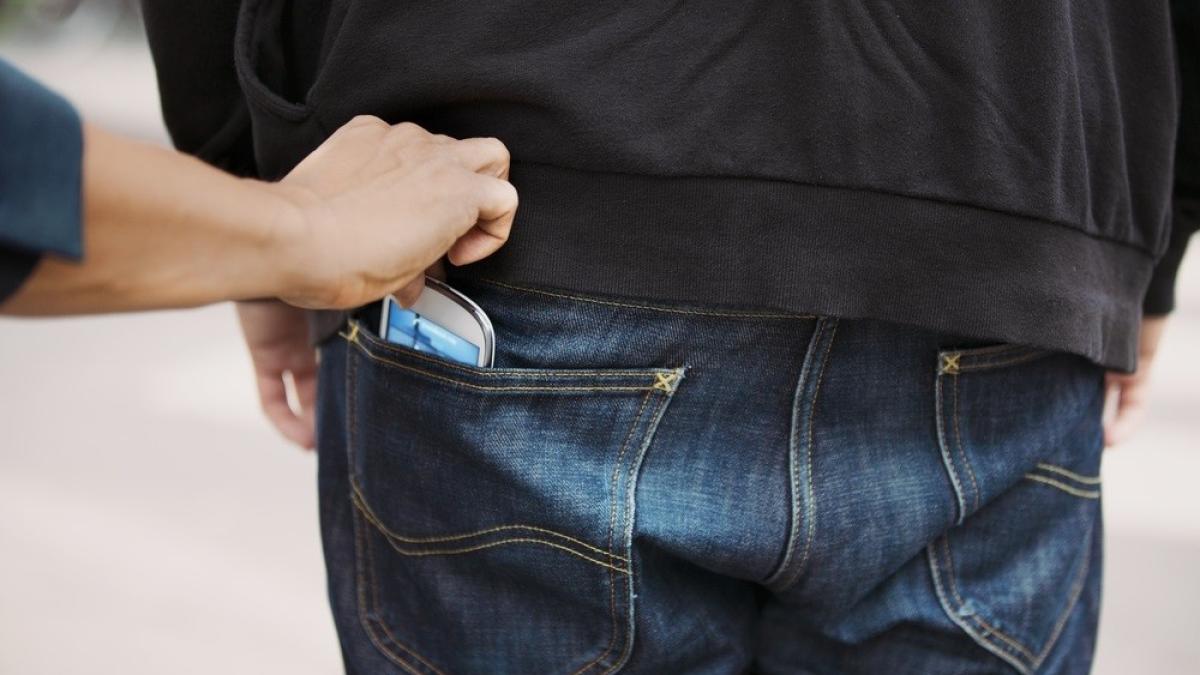 furt_buzunare_telefon_hoti_68338500