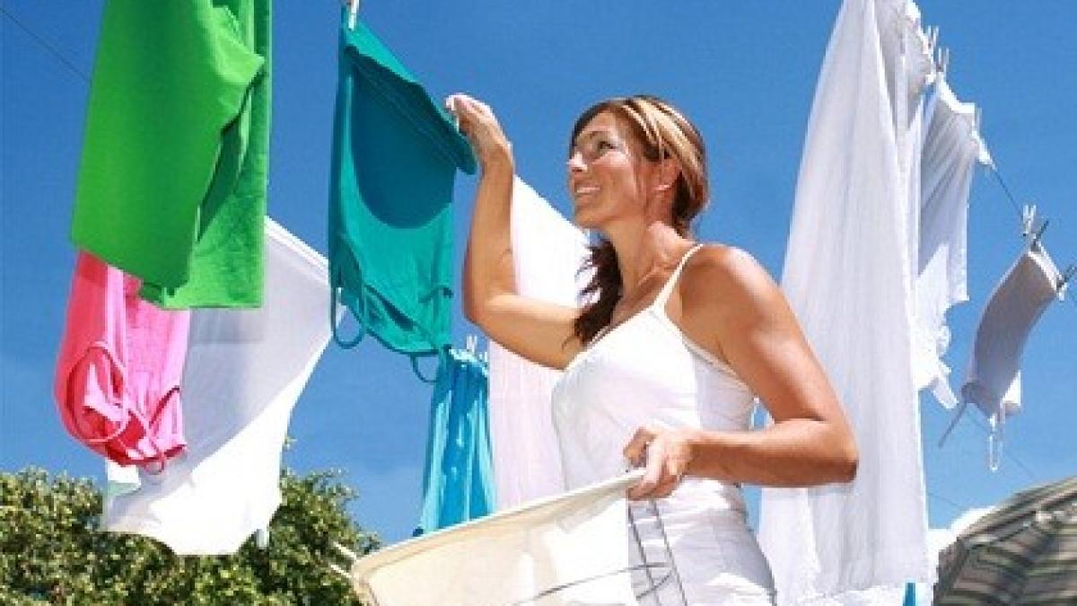woman_hanging_clothes_to_dry_03100500