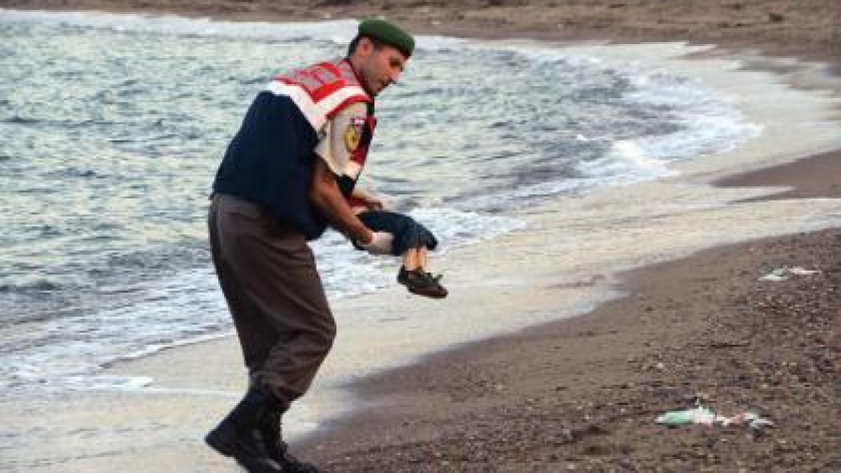 fotografia_copilului_sirian_mort_pe_o_plaja_greceasca_o_imagine_devastatoare_18513994_93315200
