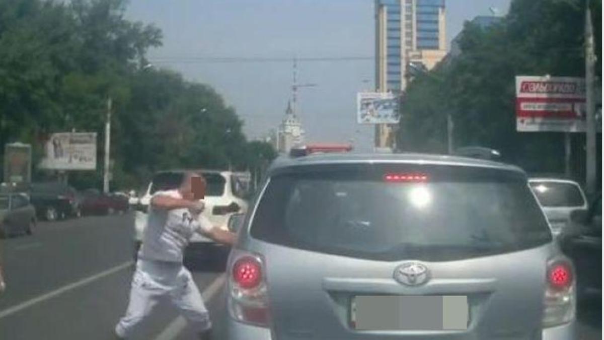 revoltator oferi a lovita i scuipata in trafic marturia femeii video