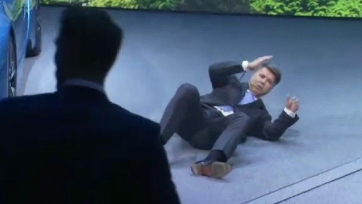 panica la salonul auto de la frankfurt ceo ul bmw s a prabu it pe scena