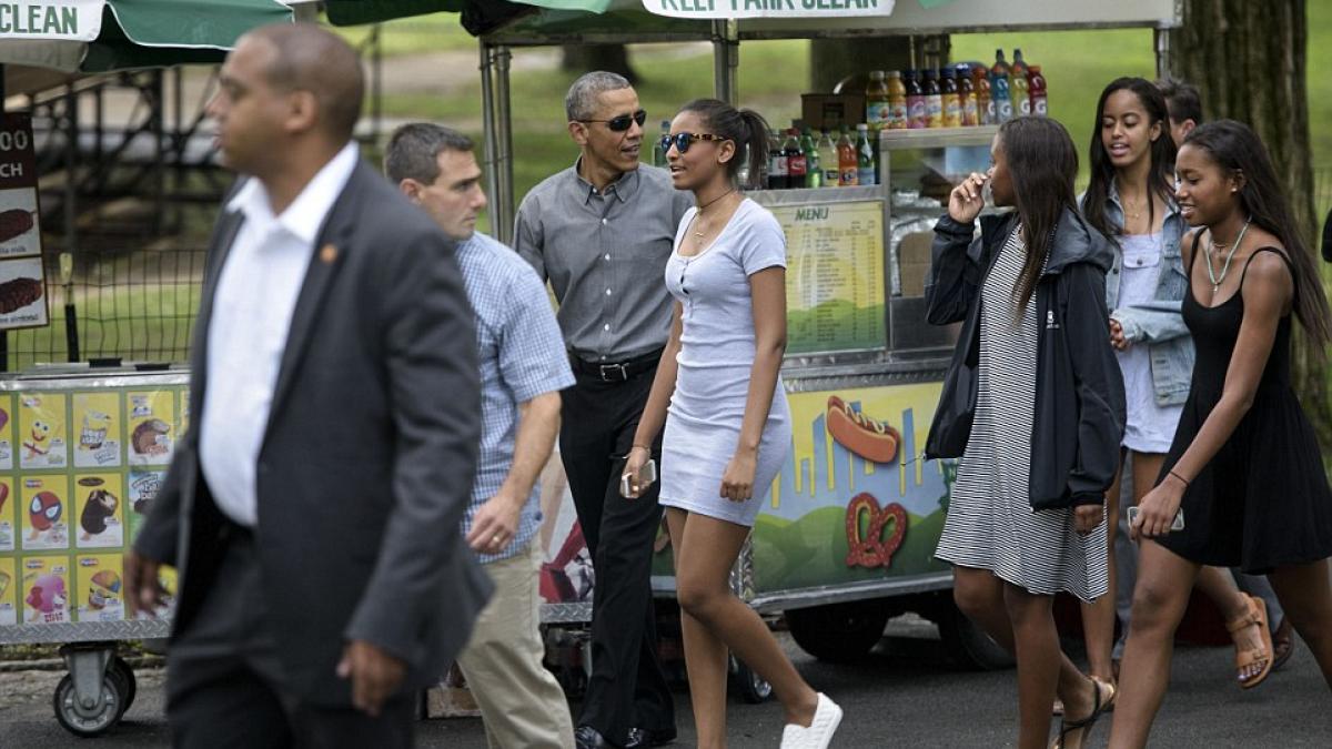 2aa733ef00000578_3166498_obama_sasha_and_malia_were_joined_by_some_of_the_girls_friends_a_a_84_1437239509399_67754300