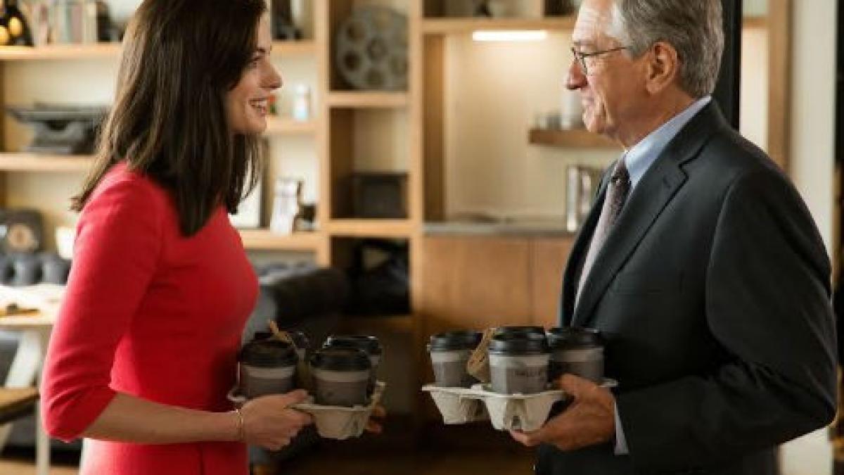 internul cu robert de niro i anne hathaway din 25 septembrie in cinematografe