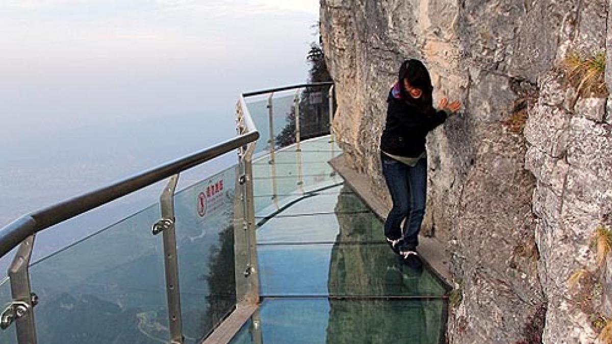 china turi ti in panica la peste 1 000 de metri dupa ce pasarela din sticla a crapat