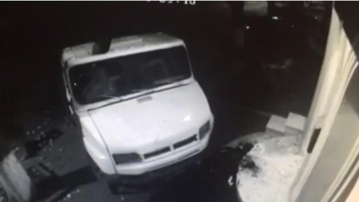 razboi politic trei tone de fecale varsate la un sediu de partid video