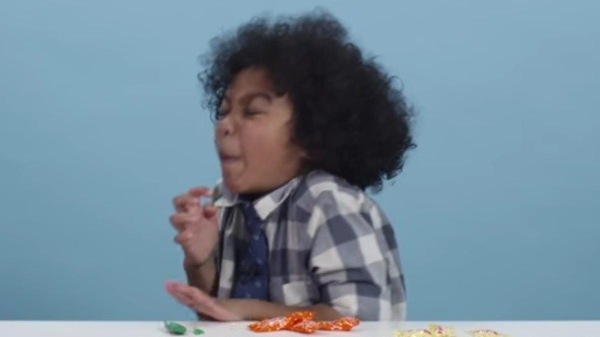 de halloween copiii americani invita i sa guste bomboane din intreaga lume video