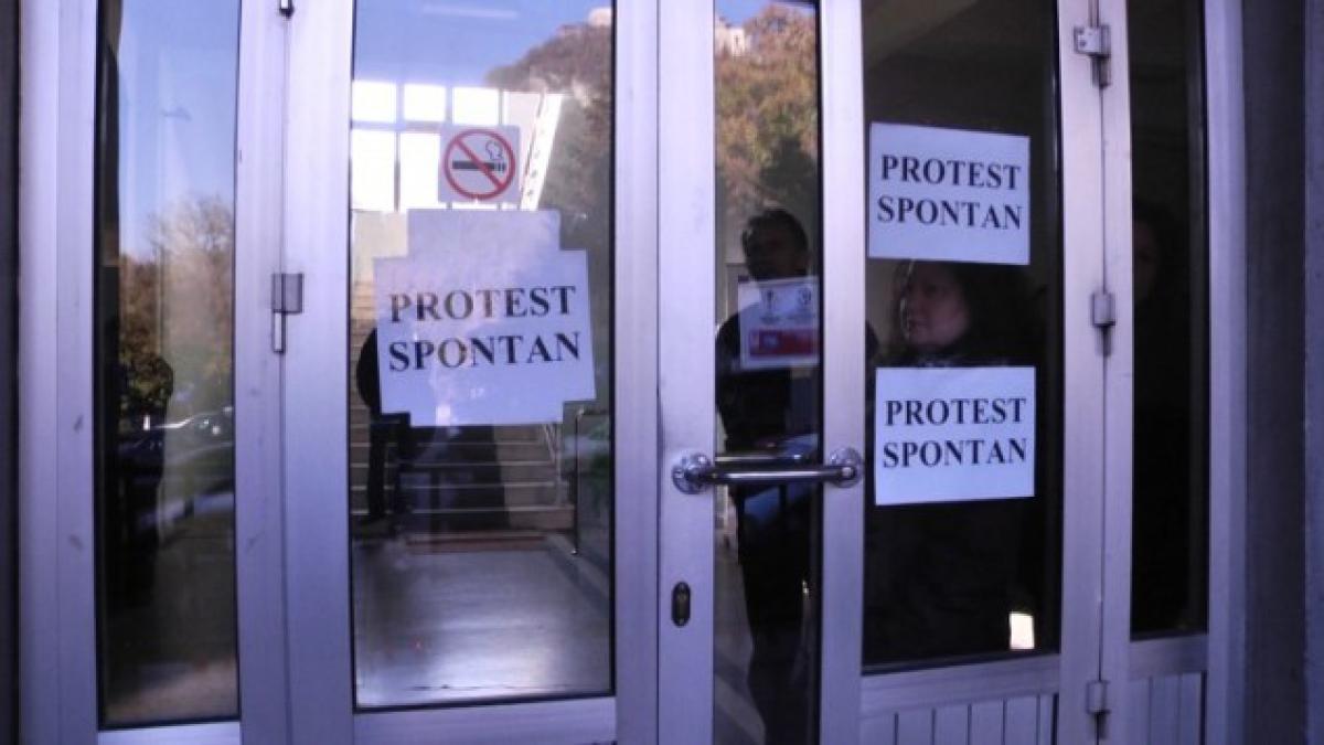 protest_finante_still004_23339100