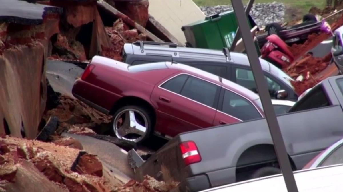 imagini uluitoare zeci de masini inghitite de pamant intr o parcare din statul mississippi