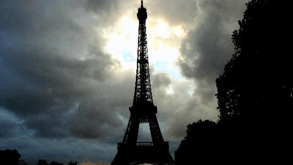 tour_eiffel_under_dark_24386100