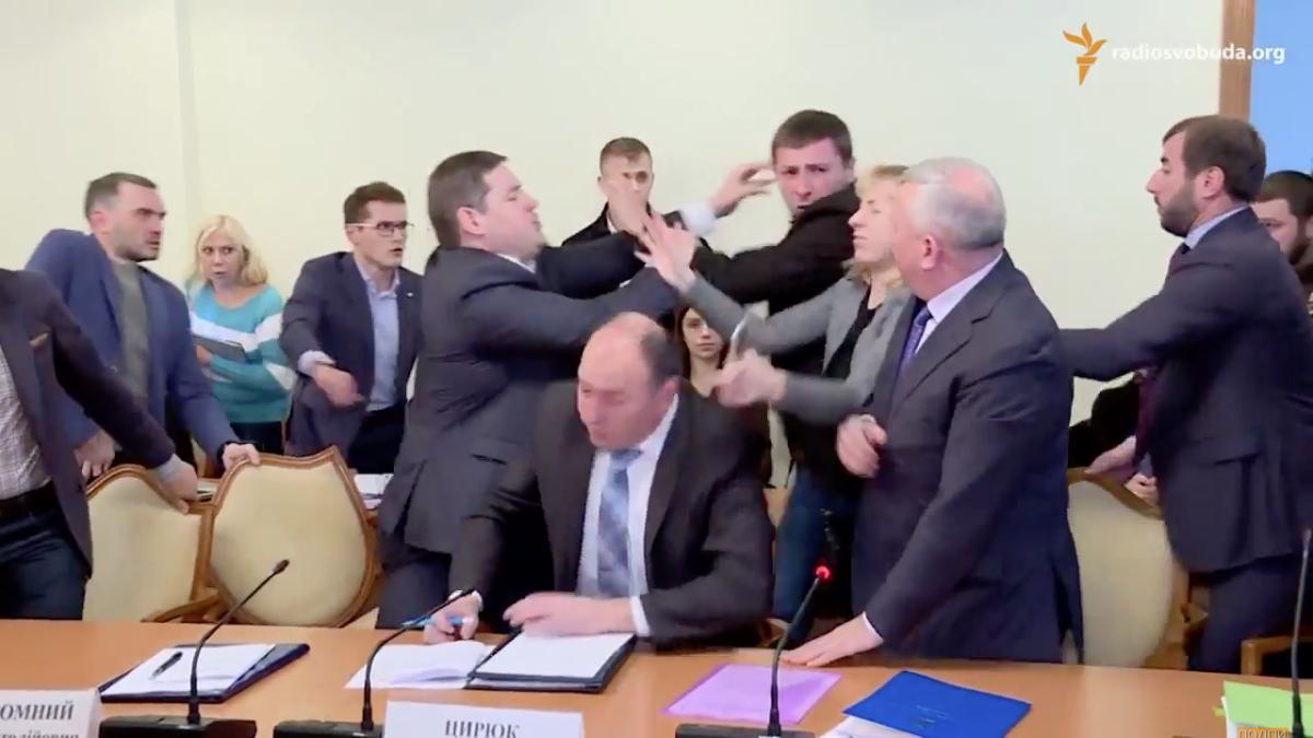 bataie in parlament imagini ocante video