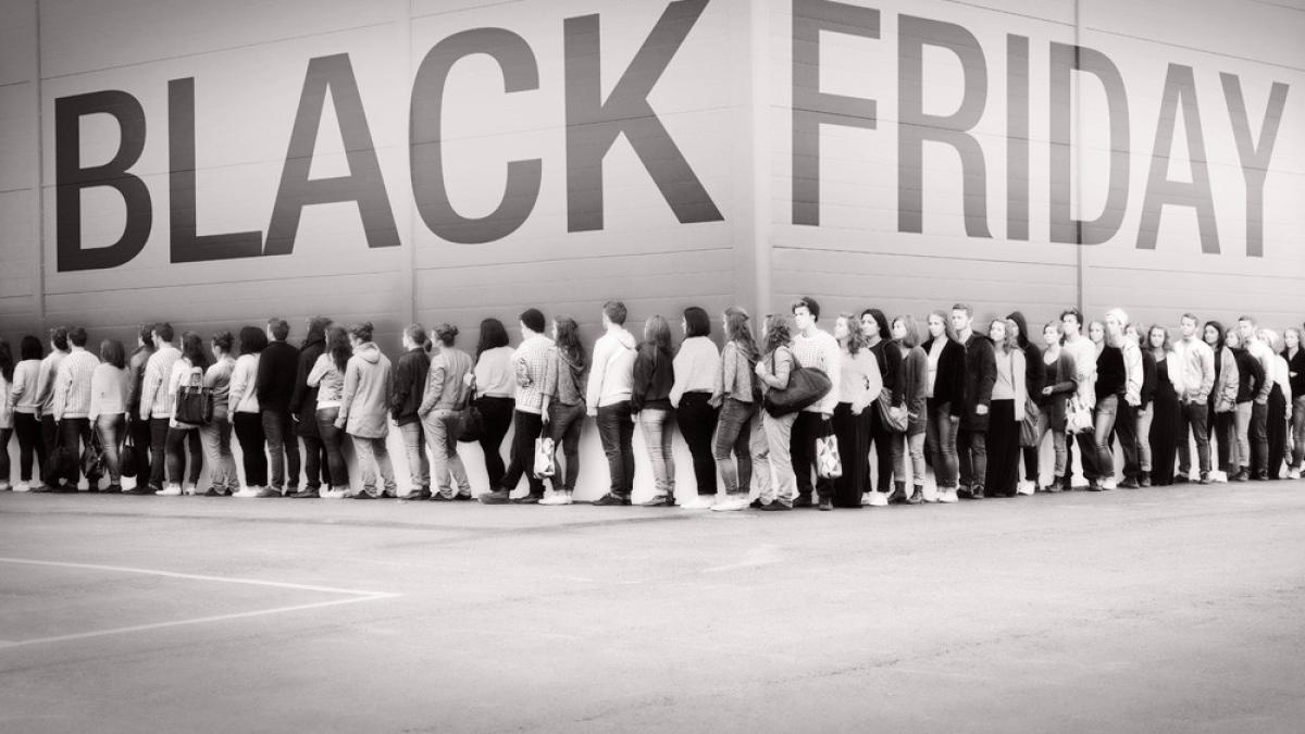 black_friday_line_87163200