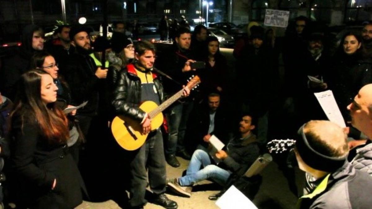 piata_universitatii_din_nou_ocupata_vineri_seara_343853_84721000