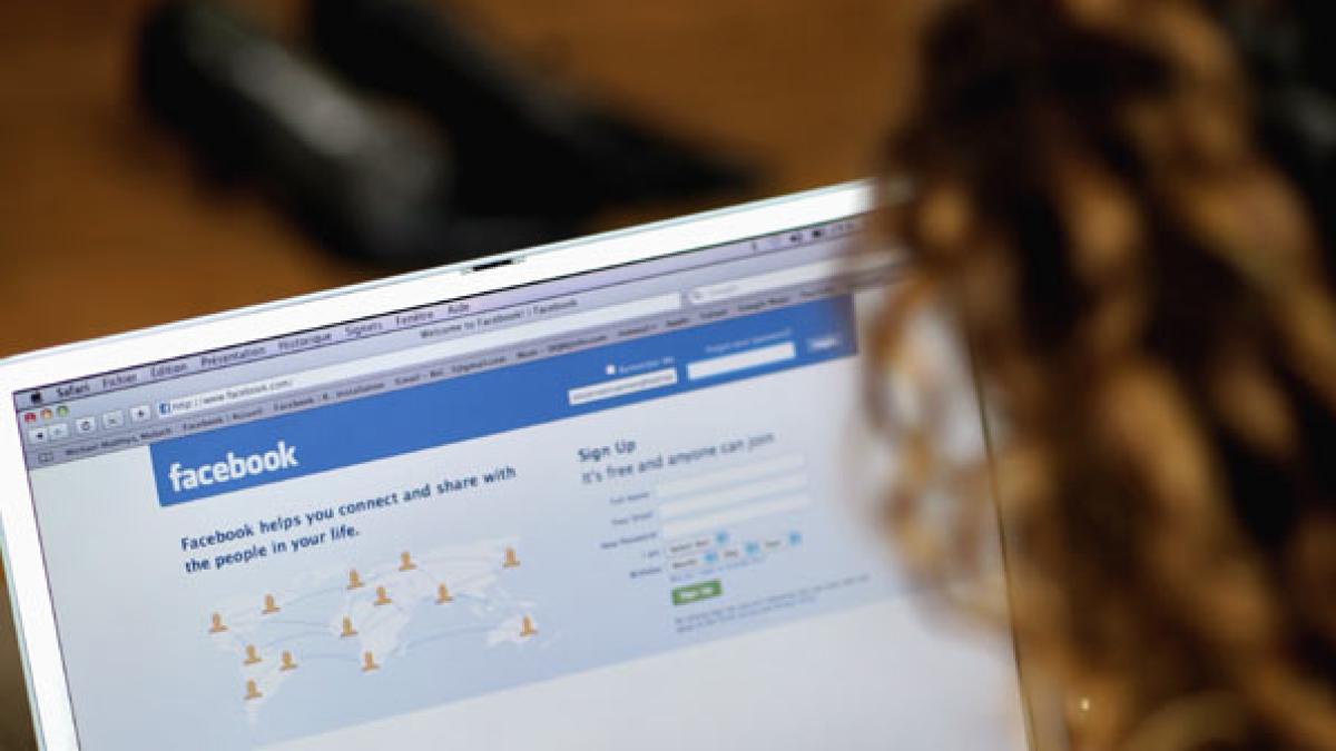 facebook_laptop_96165100