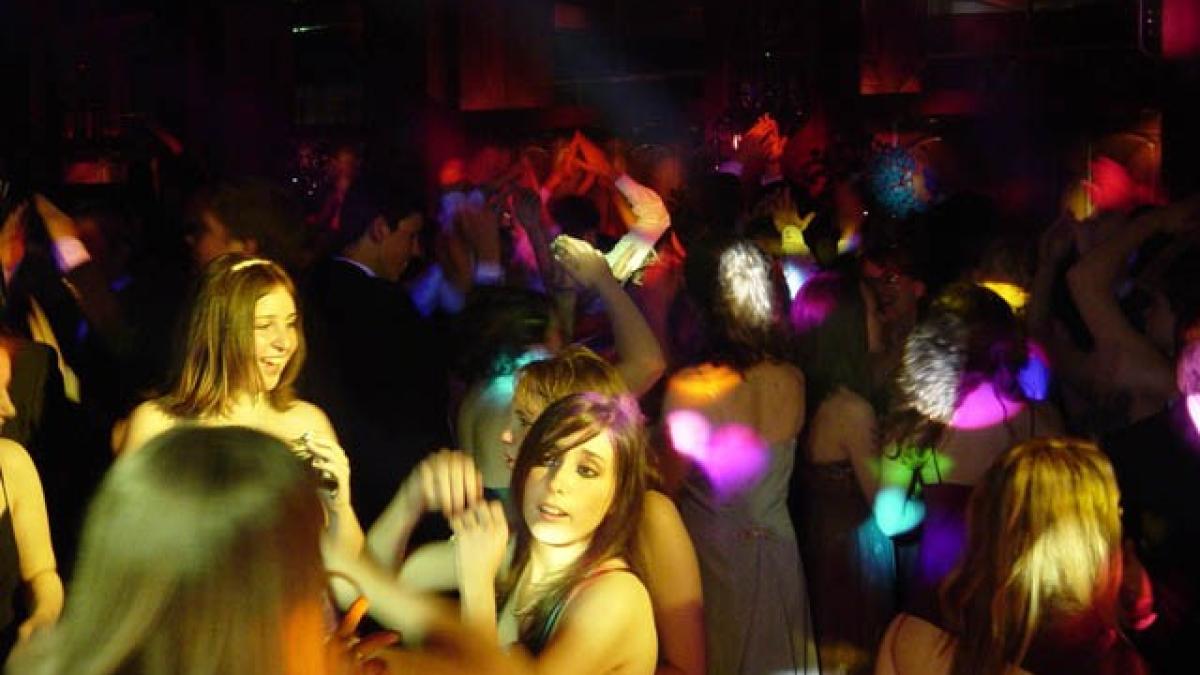 artisti_dj_cluburi_mc_party_petrecere_aniversare_botez_nunta_discoteca_zile_nastere_evenimente_private_corporate_solisti_trupe_formatii_house_dance_hip_hop_rock_folk_cover_entertainment_90842000