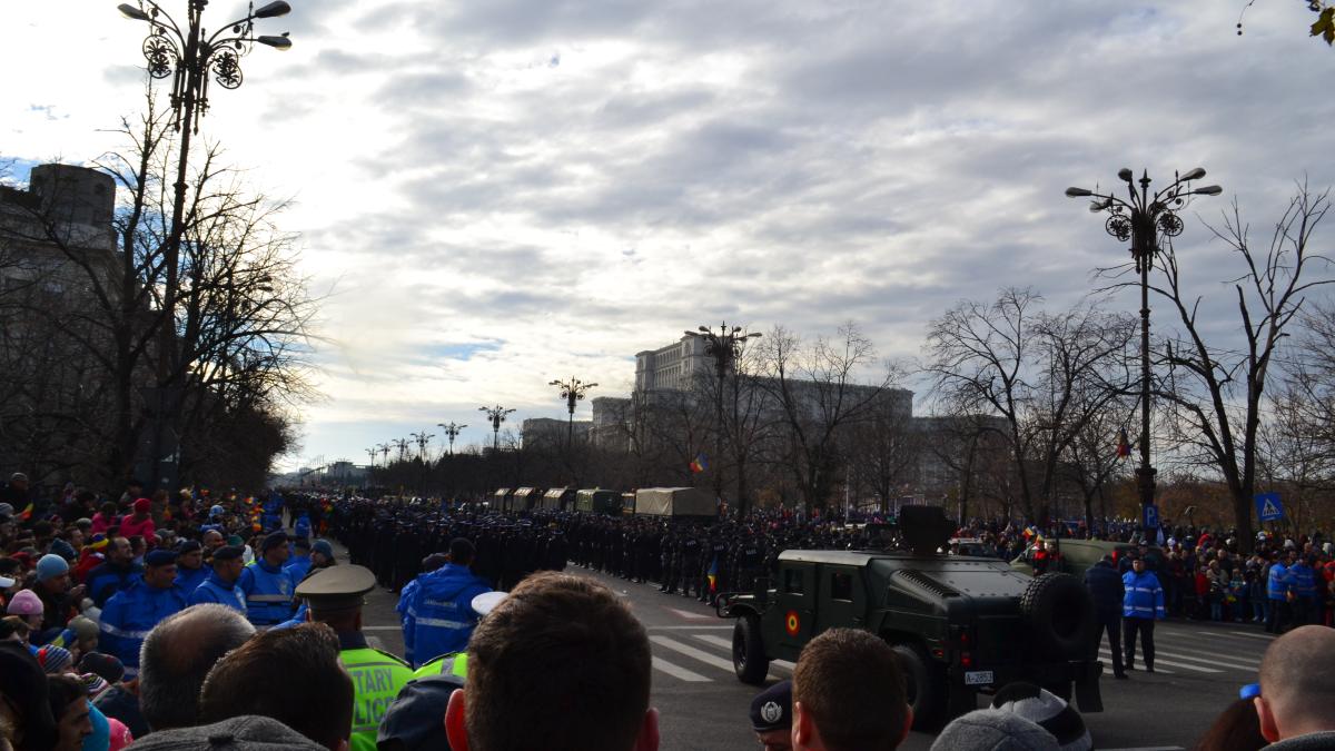 parada de 1 decembrie ce nu s a vazut la tv tunul care a speriat lumea muzica in centrul vechi i coada la cola gratis