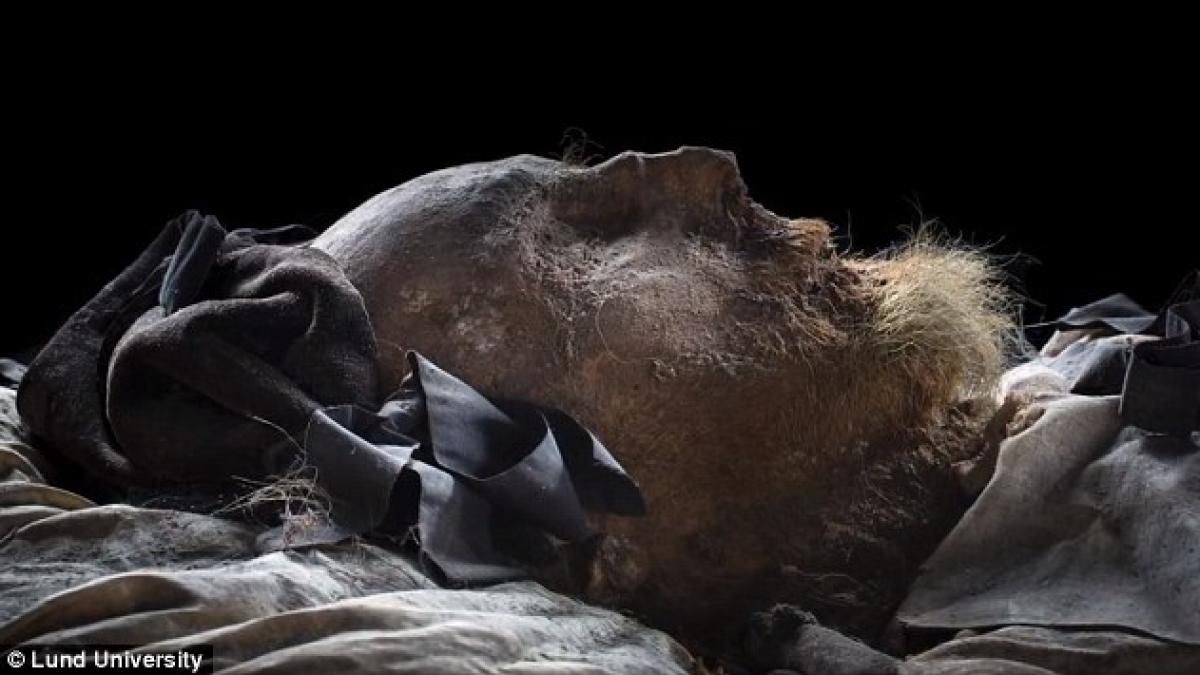 cercetatorii uimi i de trupul unui episcop mort cu sute de ani in urma