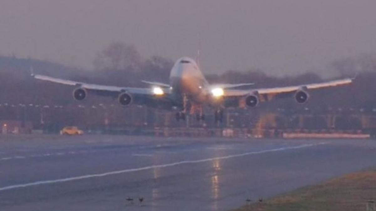 video__aterizare_forprc_c5prc_a3atprc_c4prc_83_la_londra_din_cauza_unei_defecprc_c5prc_a3iuni_la_trenul_de_aterizare__prc_28fotoprc_3a_captura_youtube_comprc_29_510069_62232000