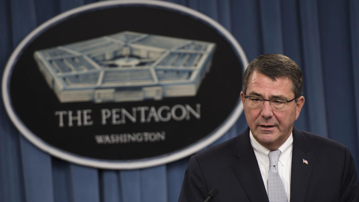 ashton_carter_09530600