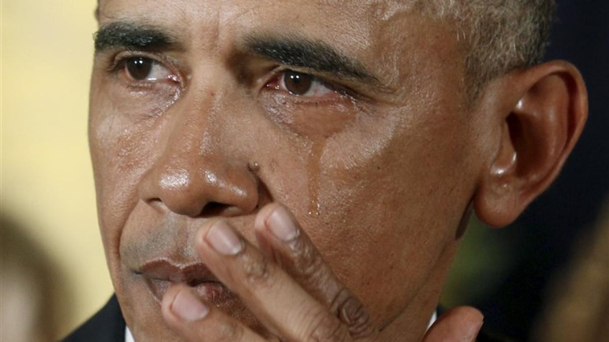 barack obama cu ochii in lacrimi in fa a camerelor de filmat