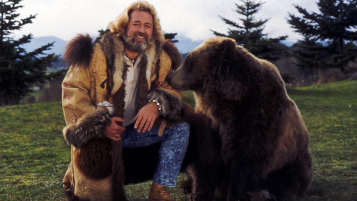 dan_haggerty_with_bear_49326900