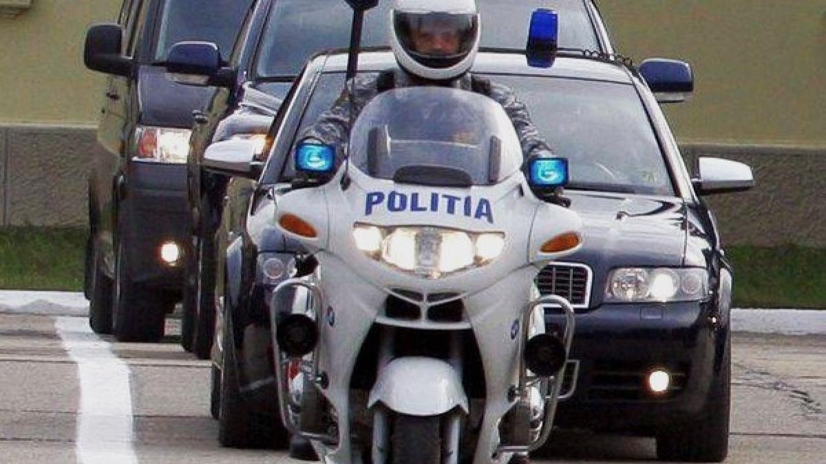 coloana_oficiala_deschisa_de_un_motociclist_71689800