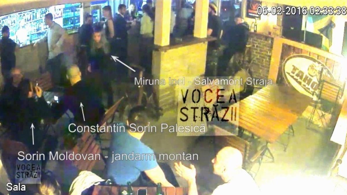 un interlop bate o salvamontista sub ochii jandarmului care fumeaza video