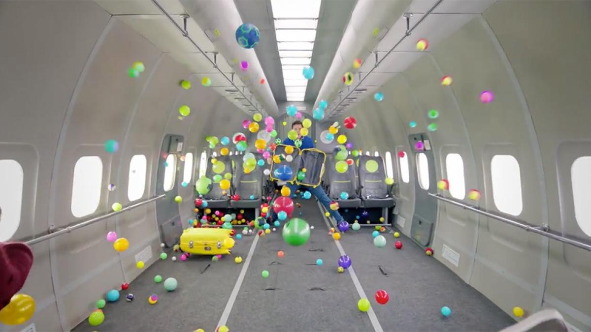 prima trupa care produce un clip intr un spa iu fara gravita ie video