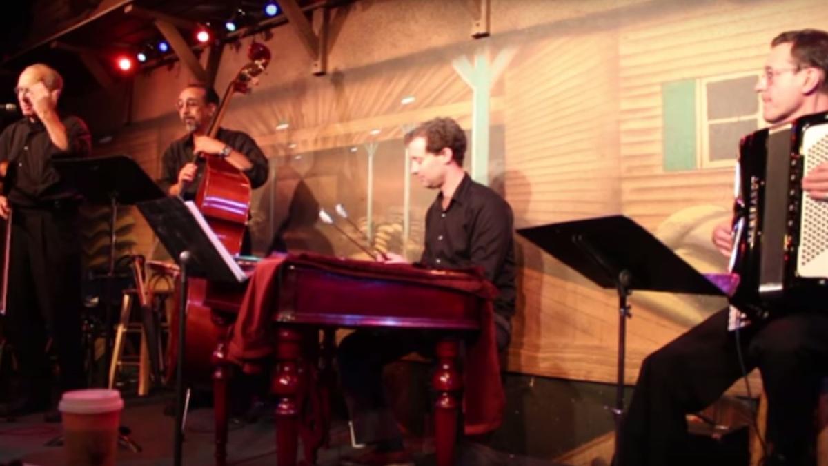 patru americani membri ai tarafului usturoi fac senza ie peste ocean