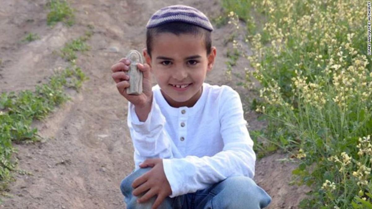 160225163801_israel_statue_boy_exlarge_169_76405000