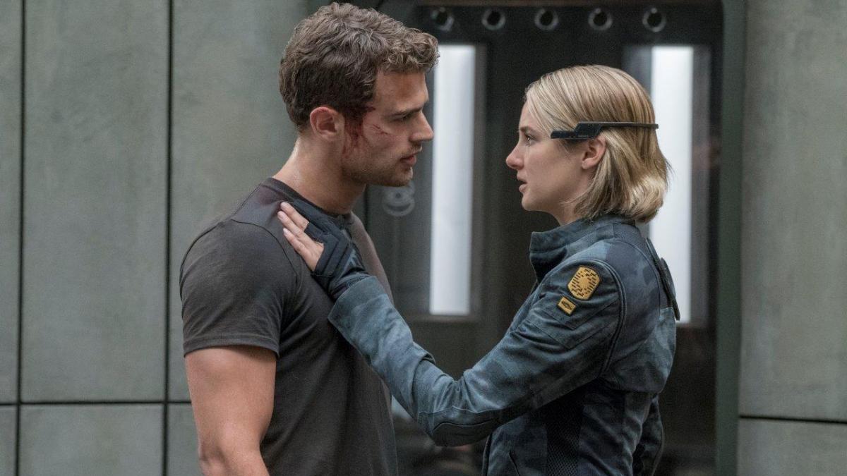 shailene woodley si theo james revin pe marile ecrane in allegiant