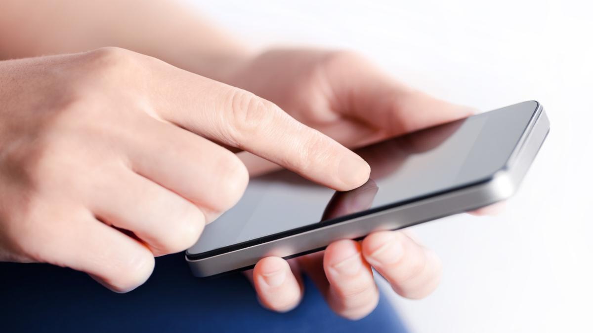 photodune_2074124_girl_with_mobile_smart_phone_m_03617600_97876600