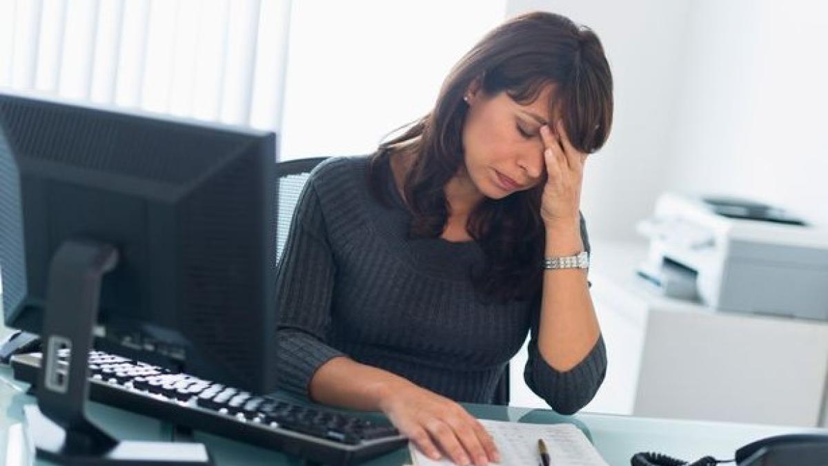 business_woman_using_computer_looking_tired_1367992_615x400_80726300