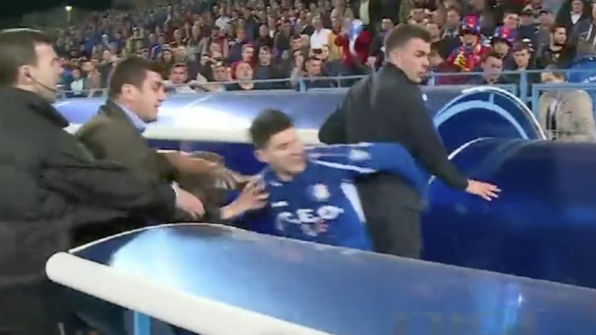 cristi sapunaru a scuipat un fan al stelei dupa meci video