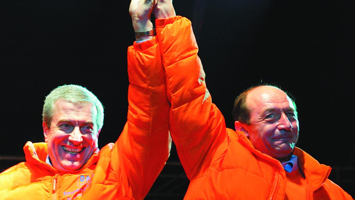 traian_basescu_si_calin_popescu_tariceanu_in_2004_56418700