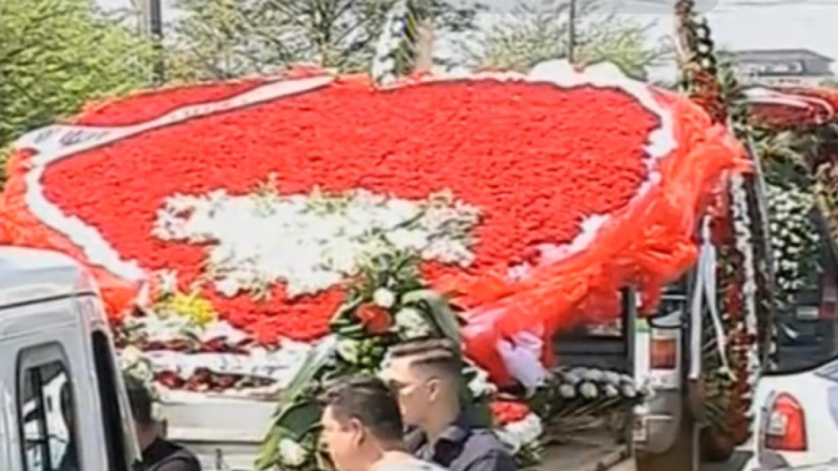 incident_la_inmormantarea_lui_fane_spoitoru_o_coroana_imensa_s_a_rupt_video_375438_45137300