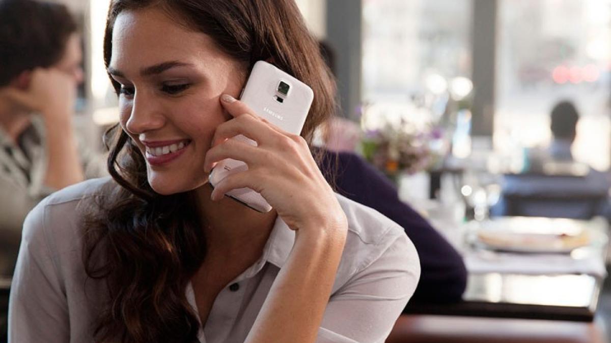 femeie_zambitoare_la_telefon_mobil_89612800